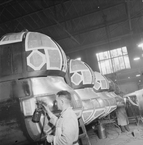 Окраска авиатехники распылением, 1942 год