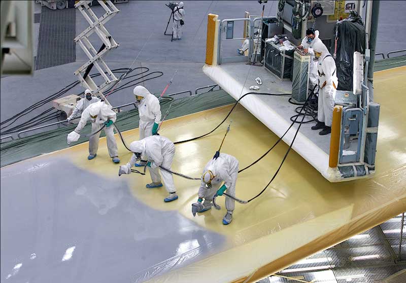 Нанесение грунтовки на крыло самолета профессионнальным оборудованием Ransburg