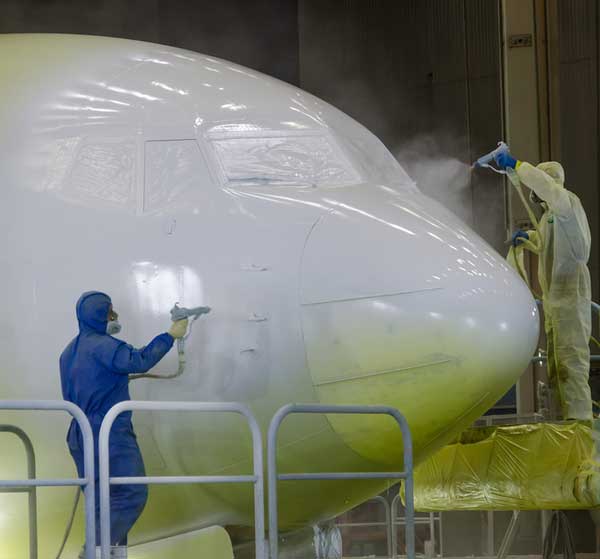 Нанесение грунтовки на крыло самолета профессионнальным оборудованием Ransburg