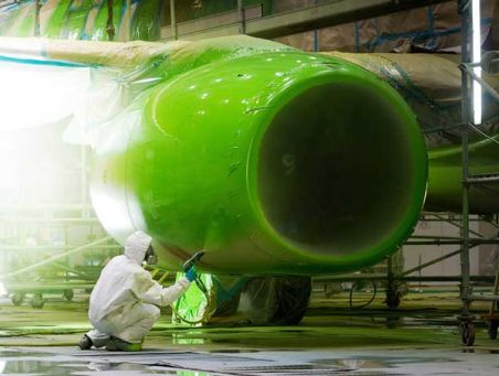 Нанесение грунтовки на крыло самолета профессионнальным обороудованием Ransburg