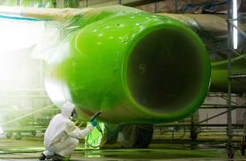 Нанесение грунтовки на крыло самолета профессионнальным обороудованием Ransburg